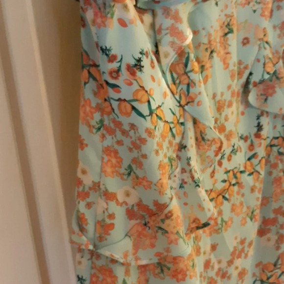 Cute floral work top. - Picture 3 of 4